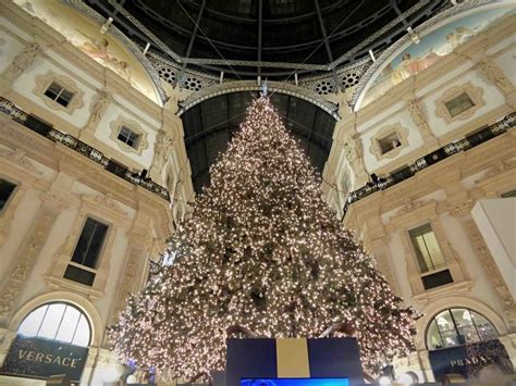 NATALE, ACCESO IN GALLERIA L'ALBERO DI NATALE DI 